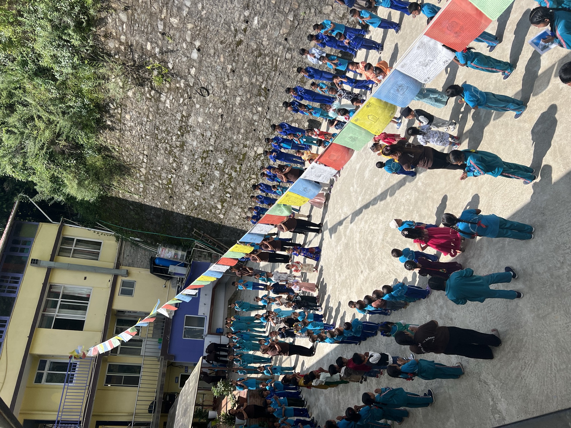 Versammlung im Hof: viele Kinder, ein Ort, eine mögliche Patenschaft.